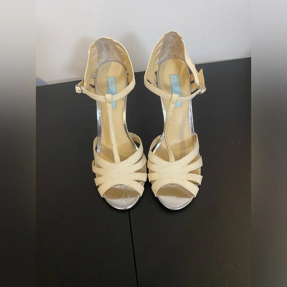 Betsey Johnson cream glitter heels with t strap and buckle closure 9.5 wedding - Picture 2 of 13
